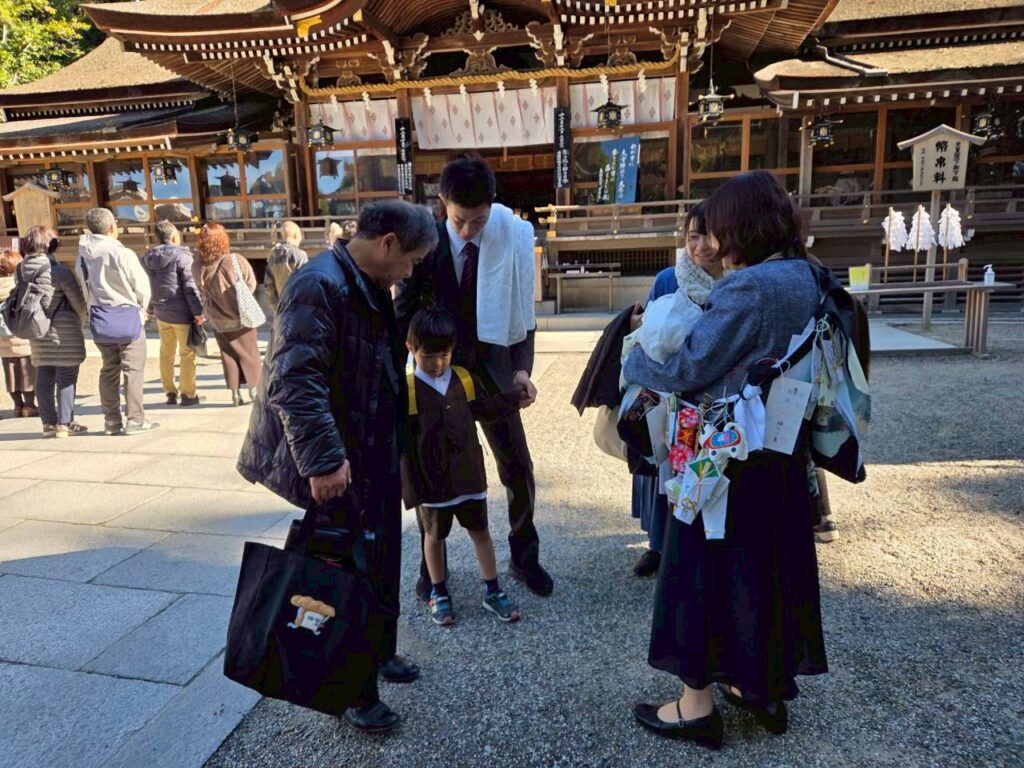 大神神社_お宮参りご祈祷_拝殿前